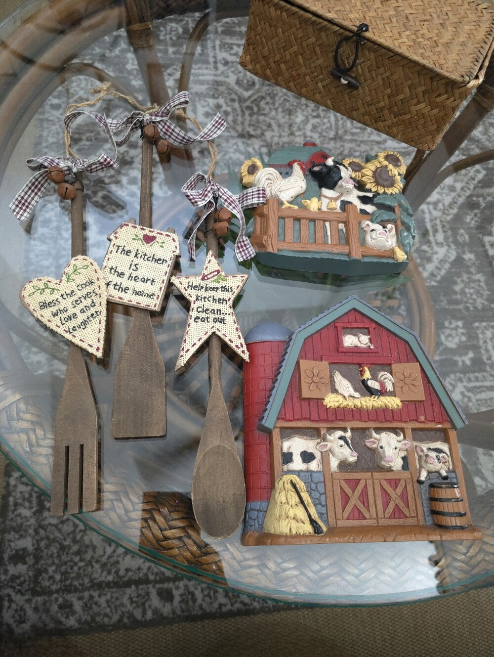 Home Interior 1997 Rustic Farmhouse Barn Wall Plaque and Utensil Ornaments